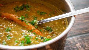 Die legendäre Erbsensuppe mit Wursteinlage – frisch aus dem Feldkochtopf der Pfadfinder